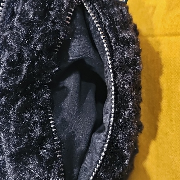 NWT Urban Outfitters Teddy Fleece Makeup Bag - Picture 7 of 8